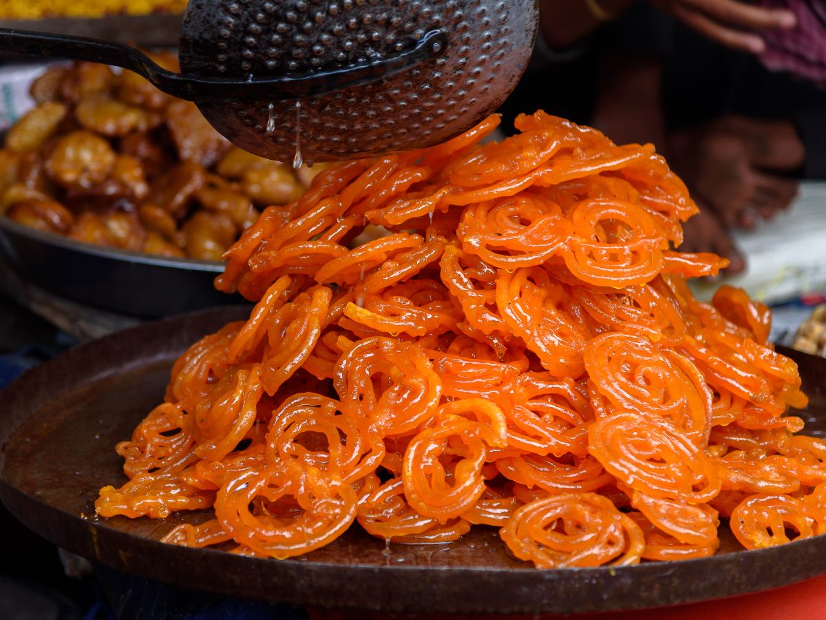 Winters in Pakistan: Must-Do Winter Activities in Pakistan 3 Winters in Pakistan: Jaleebi on road