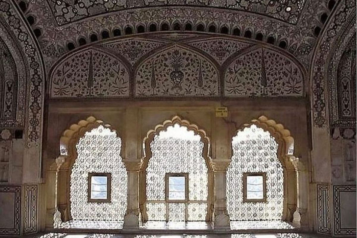 10 Best Photo Locations In Pakistan 2 Photo Locations In Pakistan: capture the essence of Mughal era in Sheesh Mahal